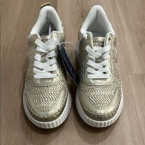 Universal Thread Persephone Sneakers with Memory Foam